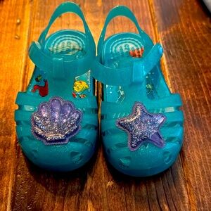 Little Mermaid Crocs Sandals Toddler size 6